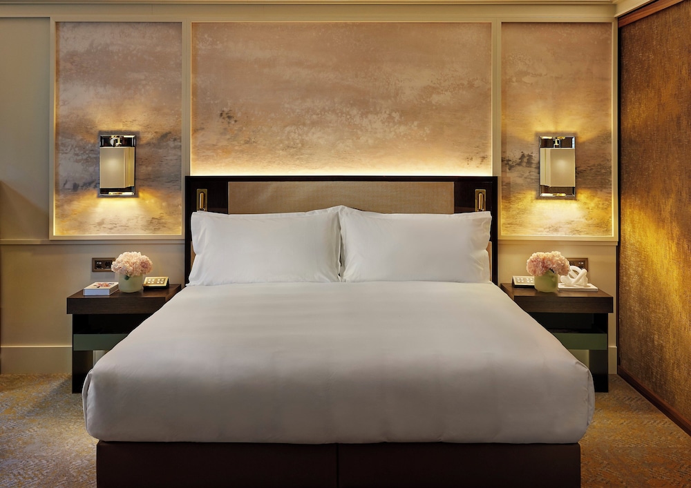 Deluxe Room, Terrace (King or Twin) thumbnail 6