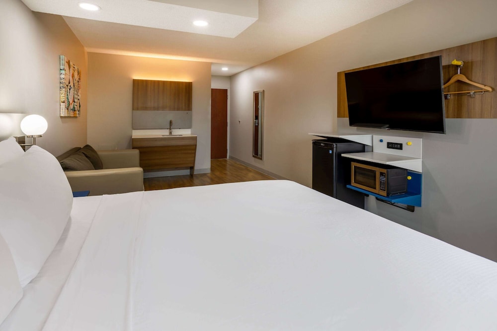 Suite, 1 King Bed, Non Smoking - Photo 3