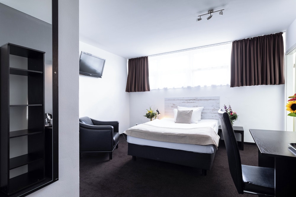 Double Room, 1 Queen Bed photo 1