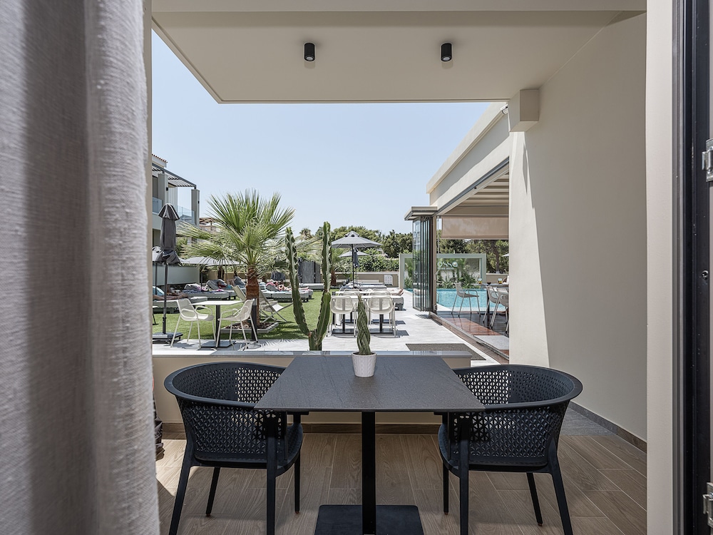 Economy Double Room on Ground Floor With Pool View - Photo 2