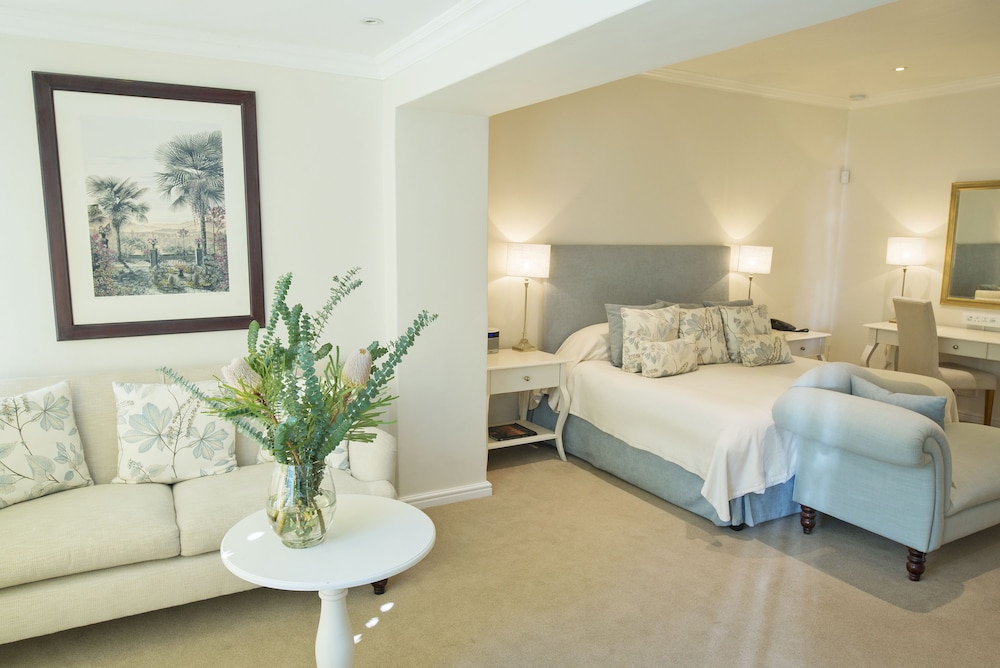 Suite, 1 King Bed, Poolside - Photo 4