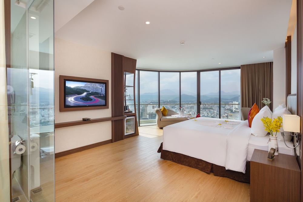 Suite - Photo 2