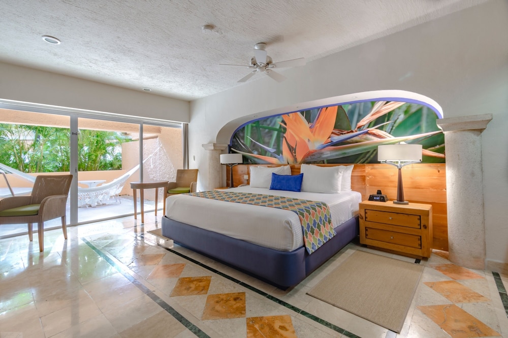Deluxe Room, 1 King Bed, Partial Sea View