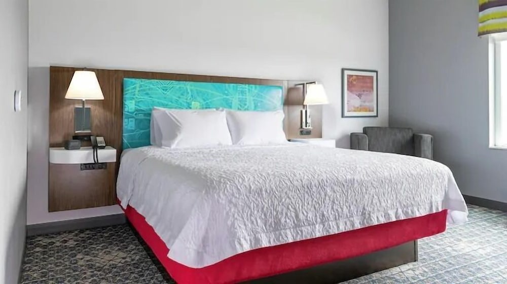 Room, 1 King Bed, Microwave - Photo 2