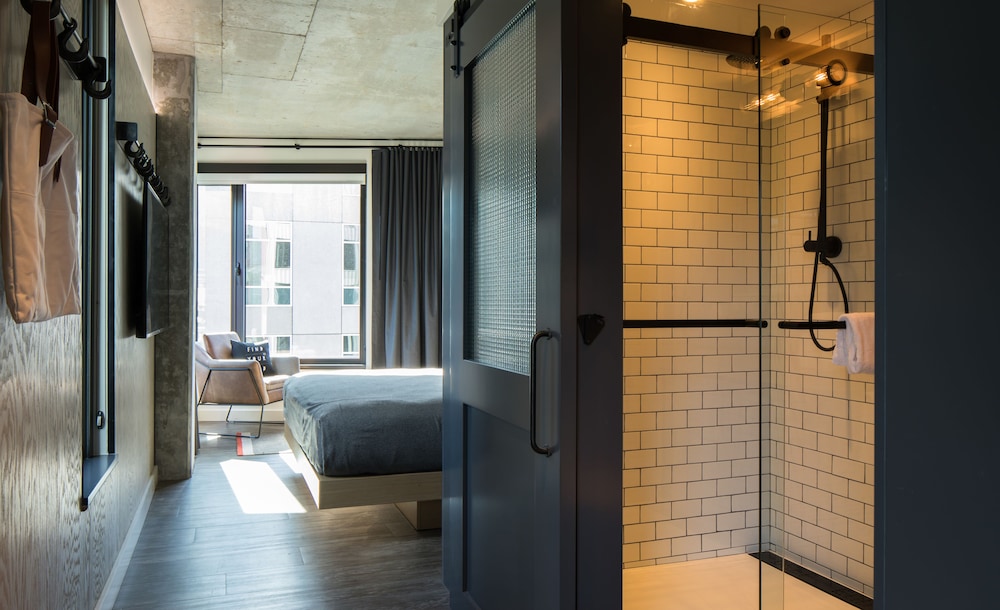 Room, 1 King Bed (Mobility Accessible, Roll-in Shower) photo 2