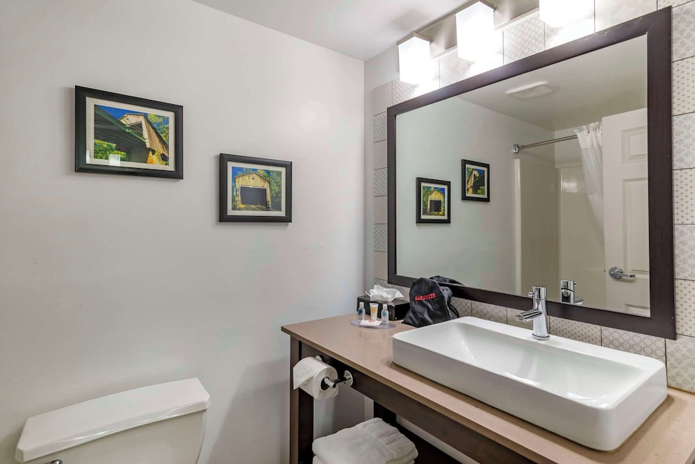 Suite, Non Smoking (2 Queen Beds & 1 Sofa Bed) - Photo 9