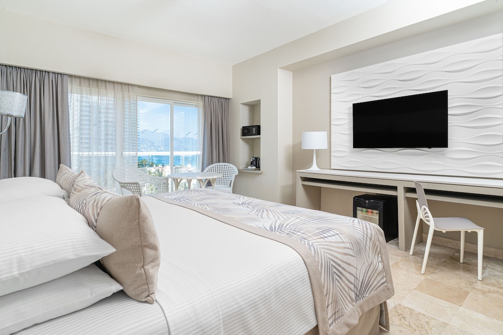 Deluxe Partial Ocean View King - Photo 1