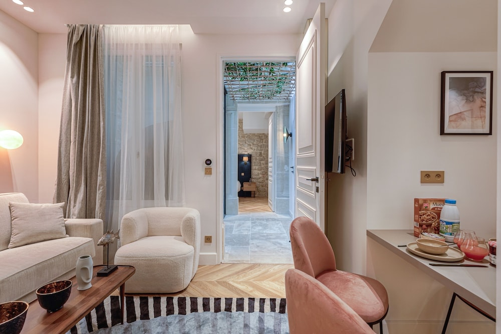 Superior Apartment thumbnail 6
