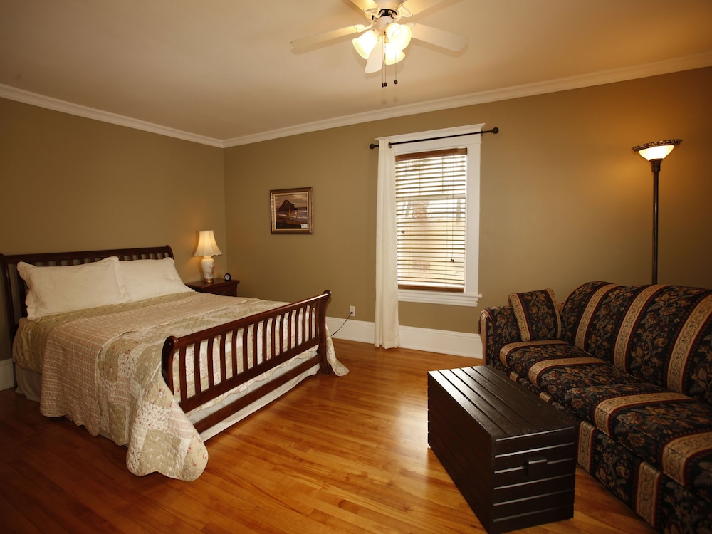 Family Room, 1 Queen Bed with Sofa bed, Private Bathroom (South West) photo 2