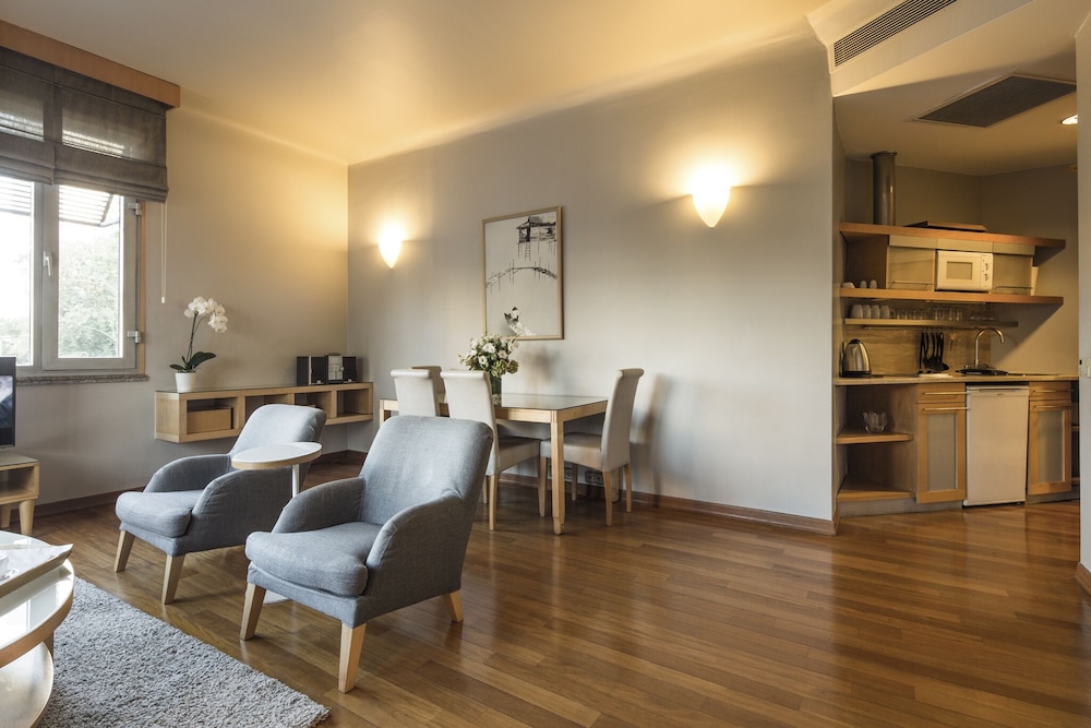 Avenue Suite with Taksim Park View photo 2