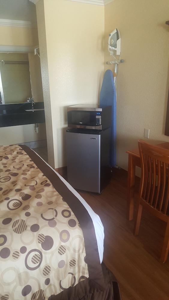 Room, 1 King Bed, Non Smoking - Photo 7