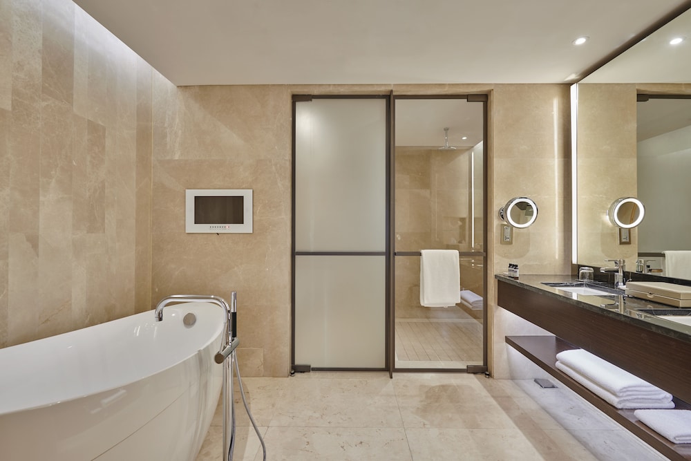 Regency, Suite, 1 King Bed - Photo 2