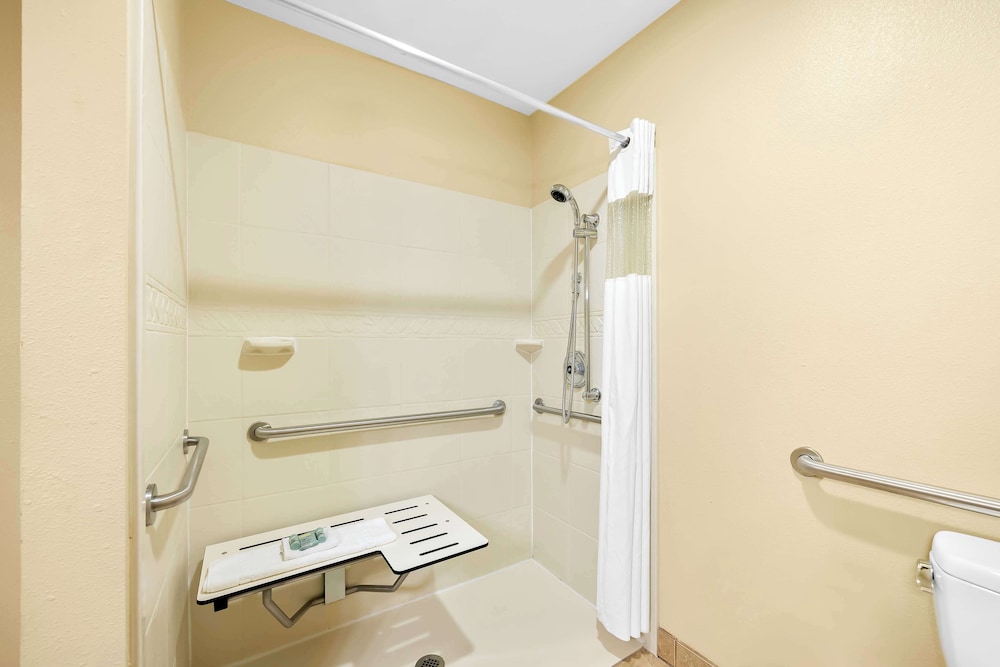 Standard Room, 2 Queen Beds, Accessible, Non Smoking - Photo 4