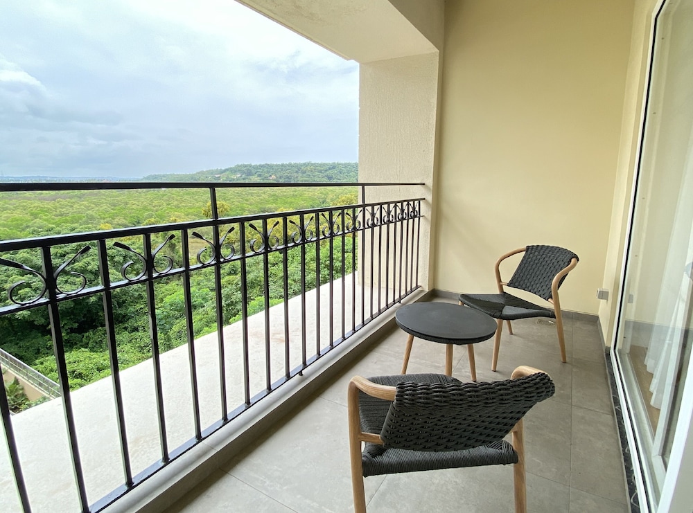 Standard Room, 1 King Bed, Balcony (Sunrise View) - Photo 12