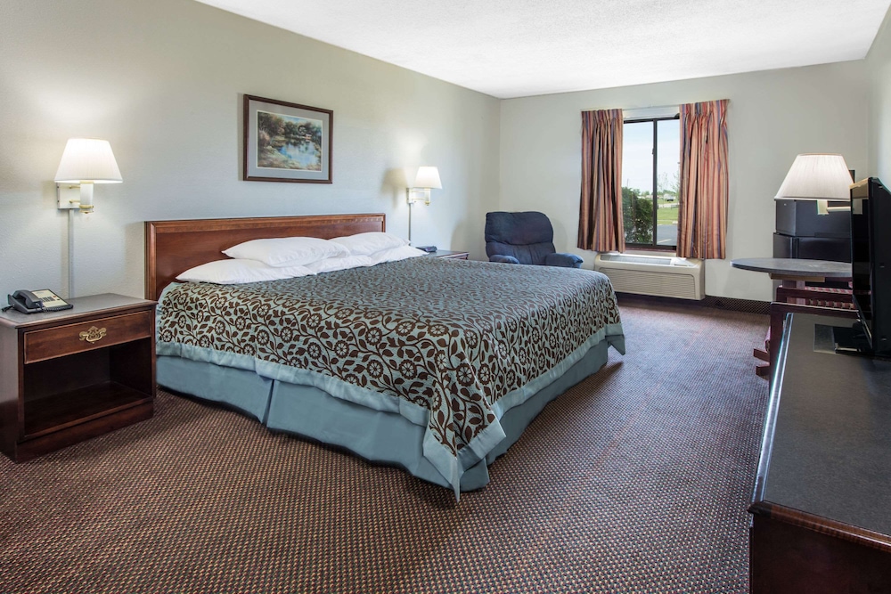 Standard Room, 1 King Bed - Photo 1