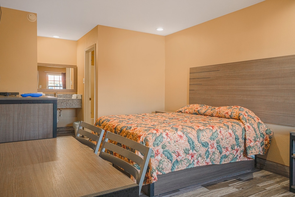 Room, 1 King Bed, Mobility Accessible, Non Smoking (Mobility, Roll-In Shower) - Photo 4