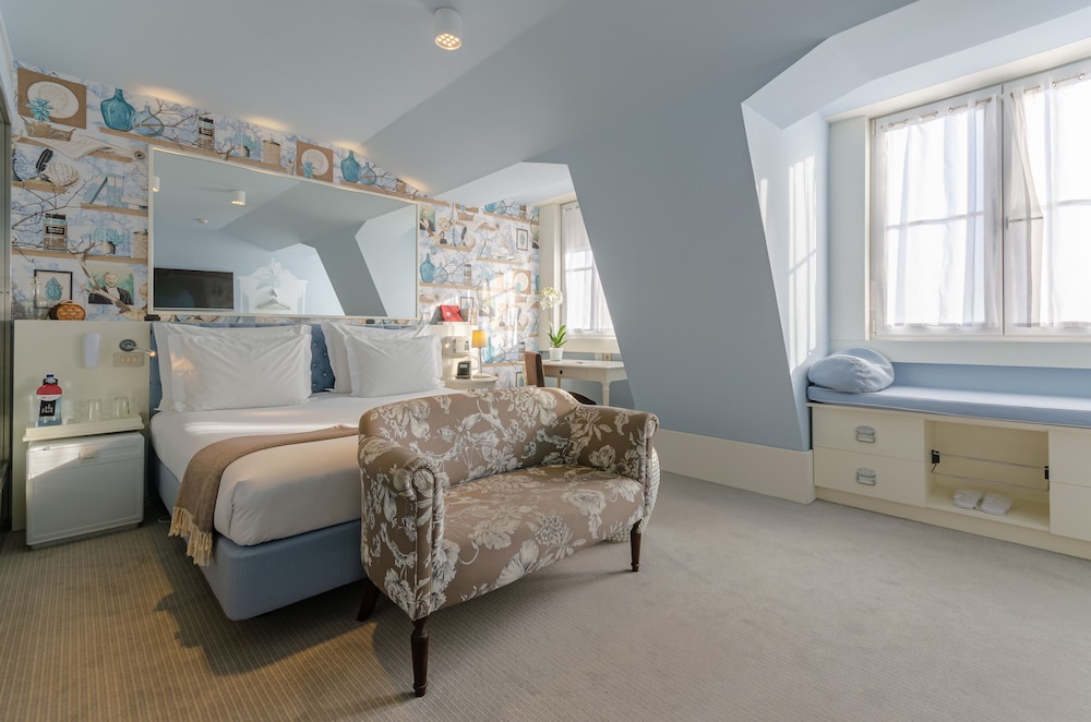 Superior Double or Twin Room, River View thumbnail 6