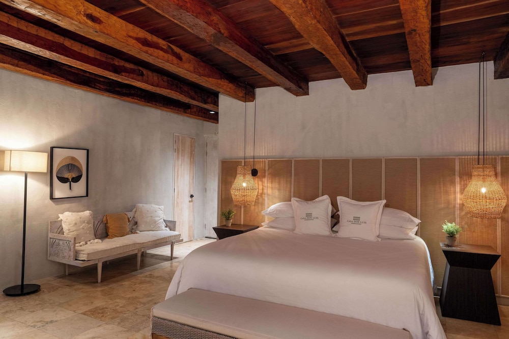 Studio Suite, 1 King Bed, Non Smoking, Balcony - Photo 1