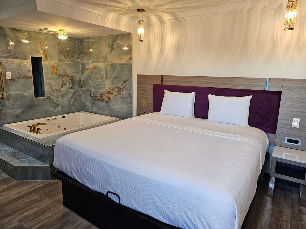 Suite, 1 King Bed, Non Smoking - Photo 1