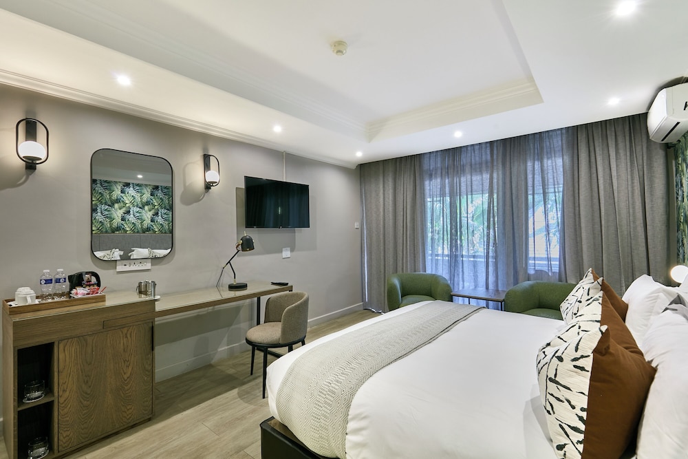 Deluxe Room, 1 King Bed, Garden View photo 2