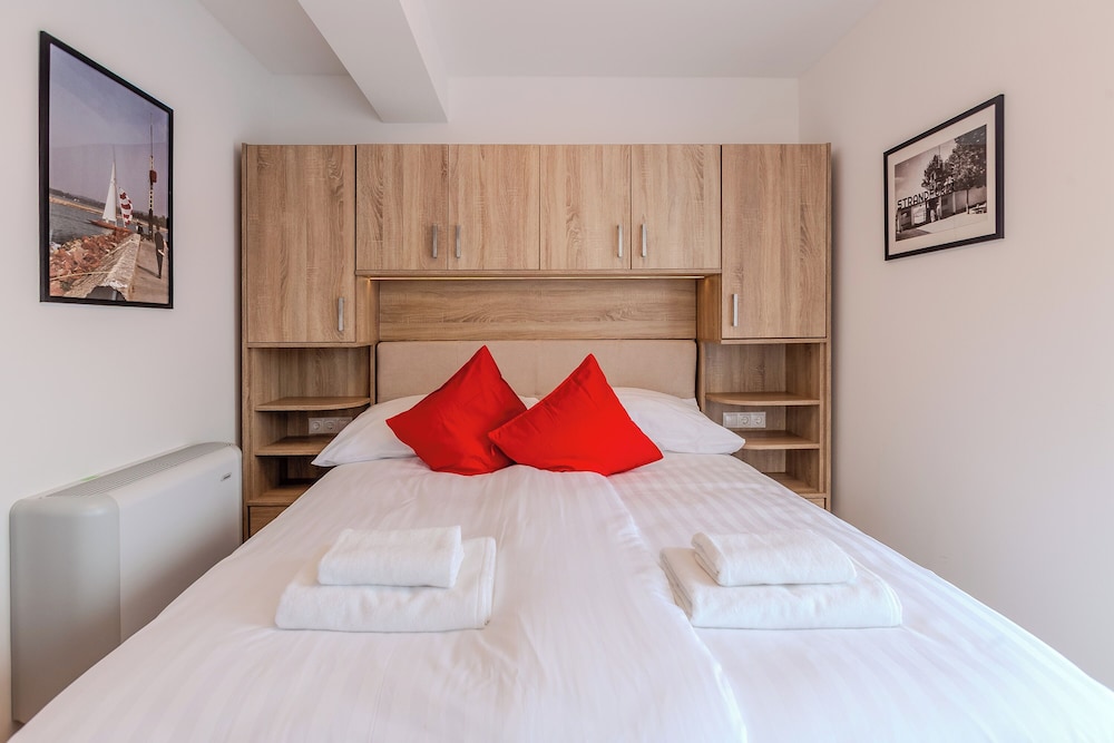 Luxury Apartment, Multiple Bedrooms (Fulop Panzio-Red Lollipop Apartment)