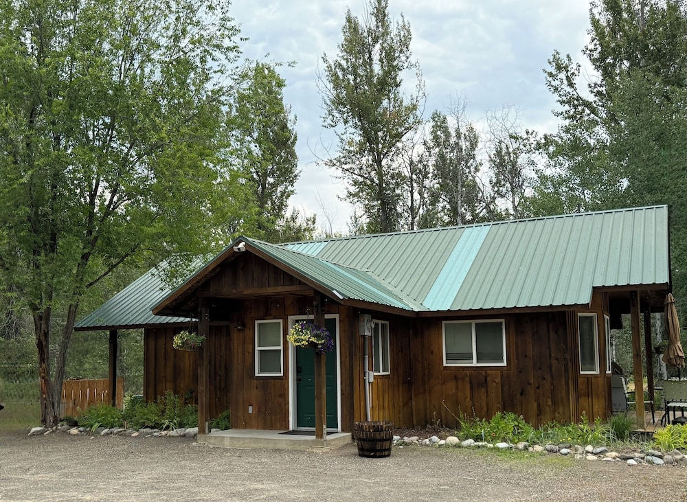 Family Cabin in the Woods
