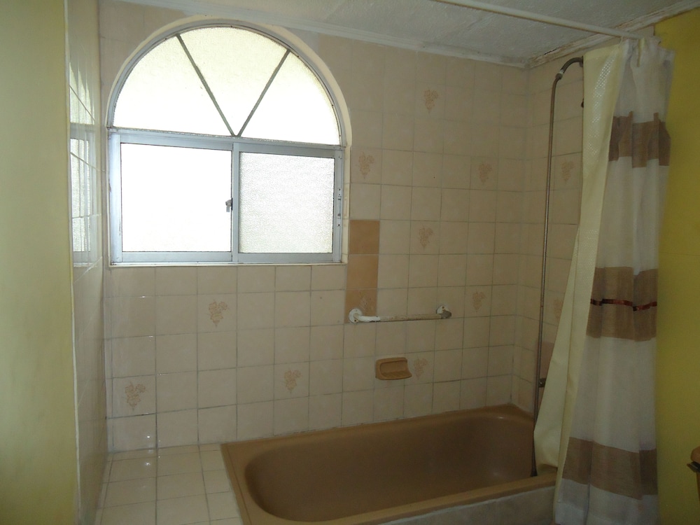 Standard Twin Room, 2 Twin Beds, Private Bathroom photo 2