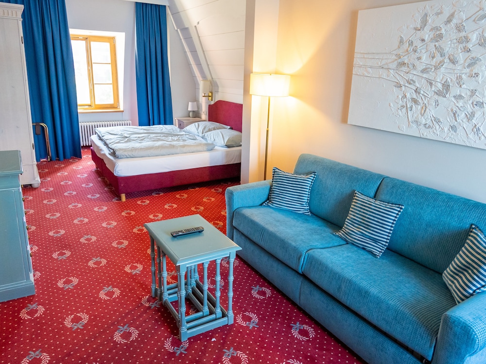 Junior Suite, 1 King Bed, Non Smoking, Lake View