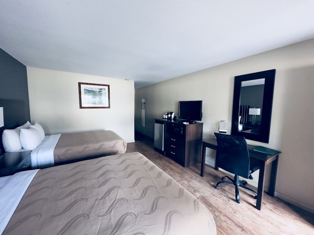 Room, 2 Queen Beds (Pet-friendly) photo 3