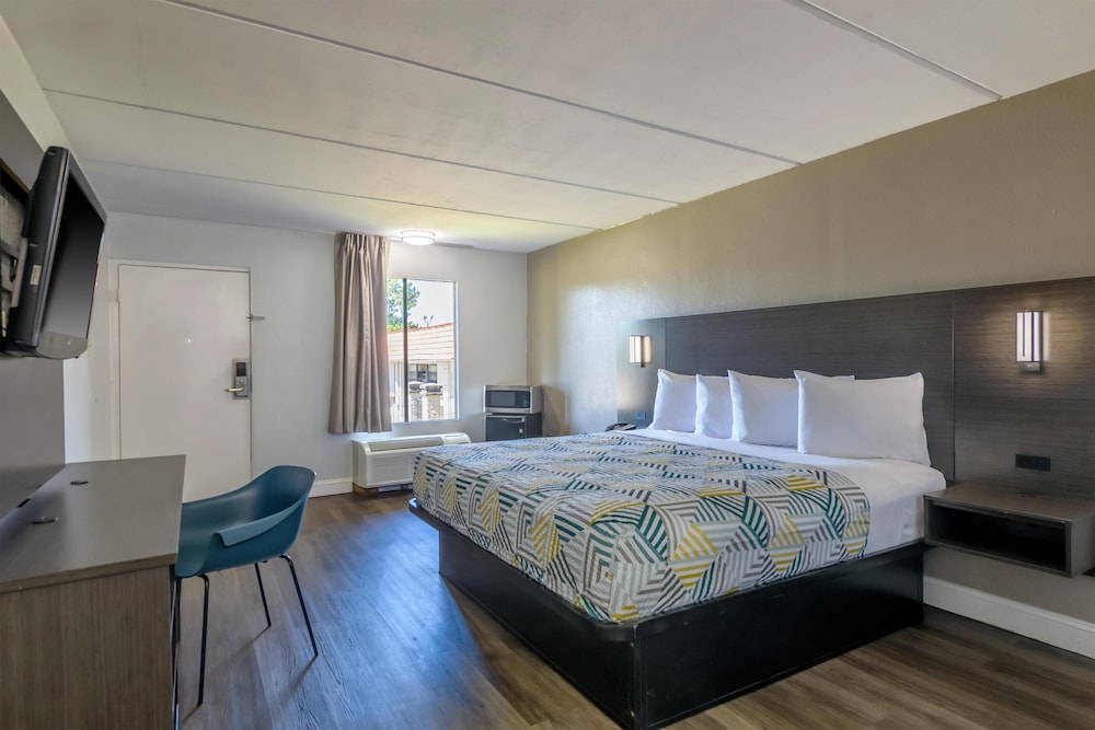Deluxe Room, 1 King Bed, Smoking, Refrigerator & Microwave photo 1