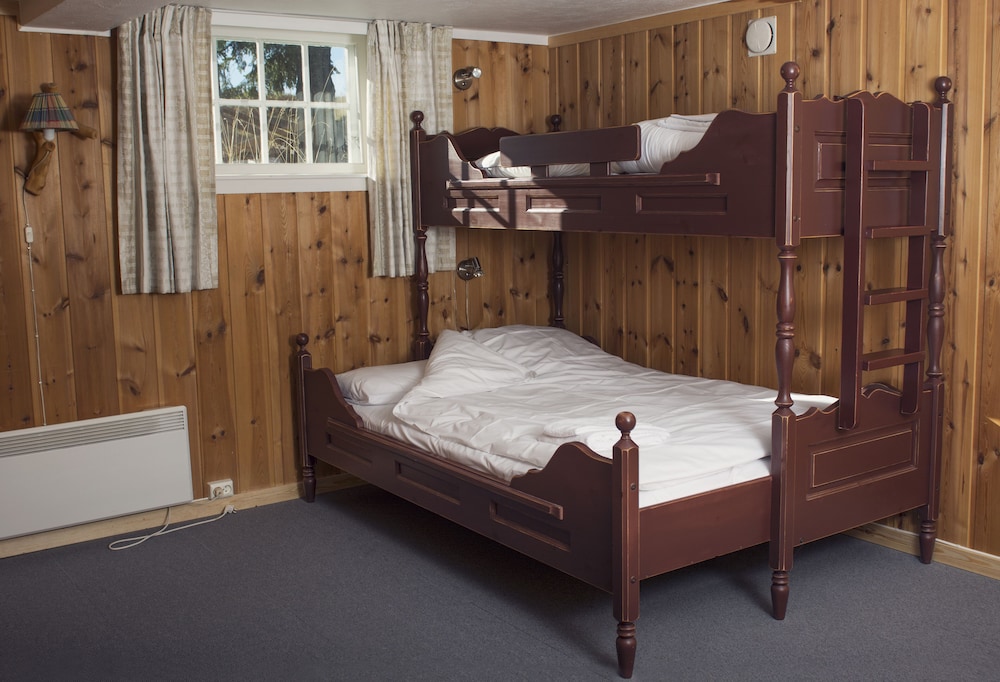 Superior Apartment, 3 Bedrooms, Private Bathroom (Bedroom in basement) photo 2