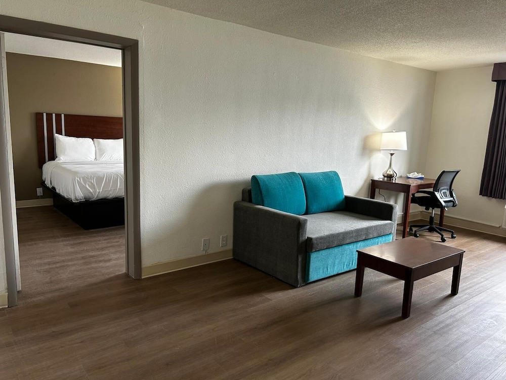 Suite, Multiple Beds, Non Smoking - Photo 3