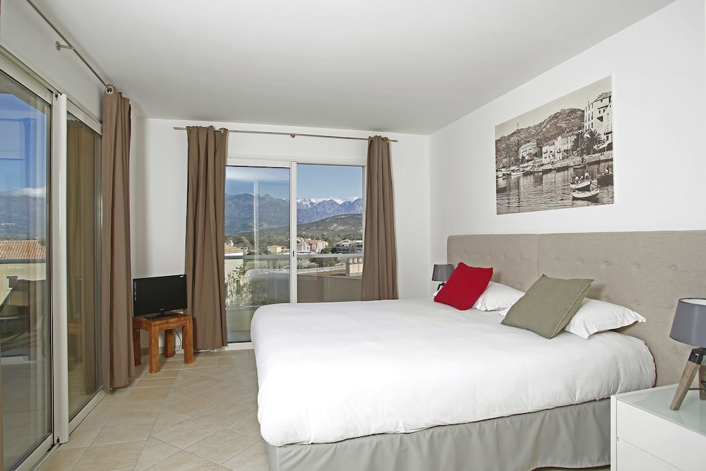 Suite, 1 Queen Bed, Terrace, Sea View (with Sofabed) photo 2
