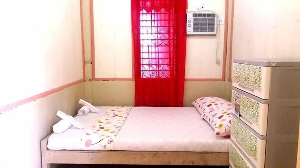 Budget Private Double Room (Shared Bathroom) photo 2