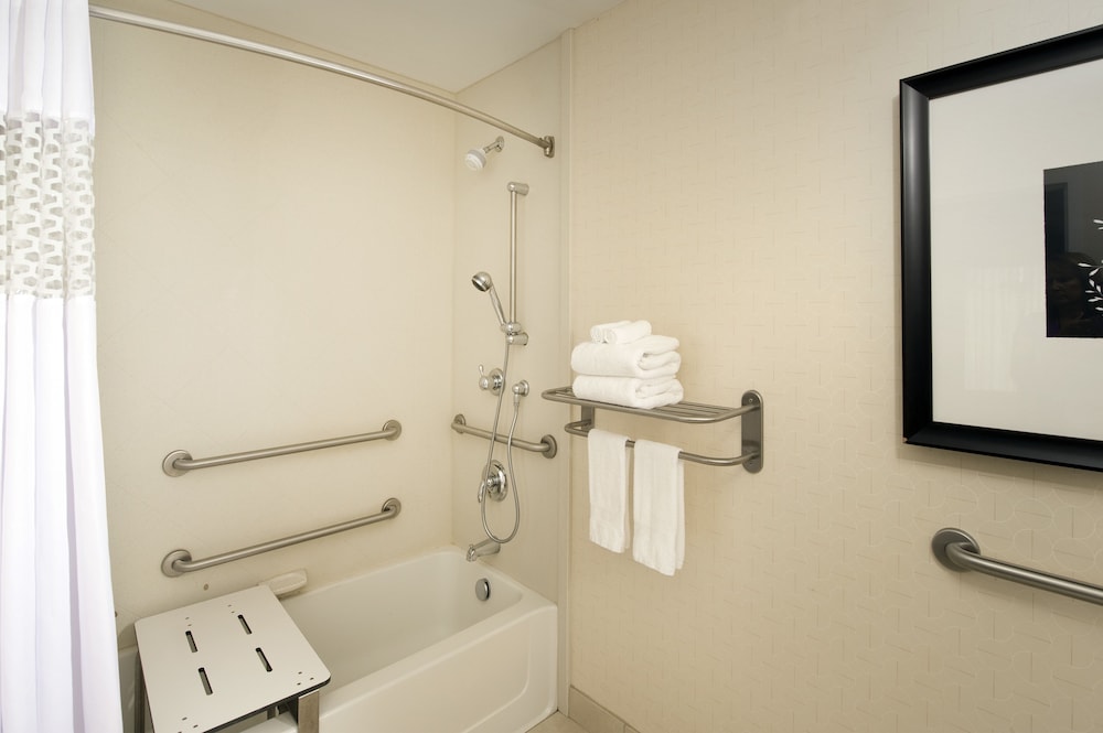 Room, 2 Queen Beds, Accessible, Bathtub (Mobility) - Photo 4