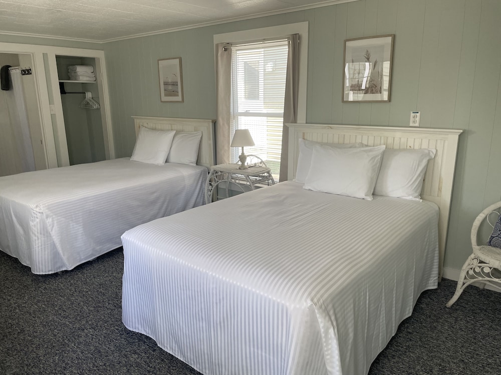 Cottage Room, 2 Double Beds, Refrigerator & Microwave photo 1
