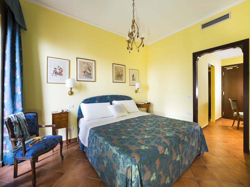 Double or Twin Room, 2 Bedrooms, Connecting Rooms, Partial Sea View - Photo 1