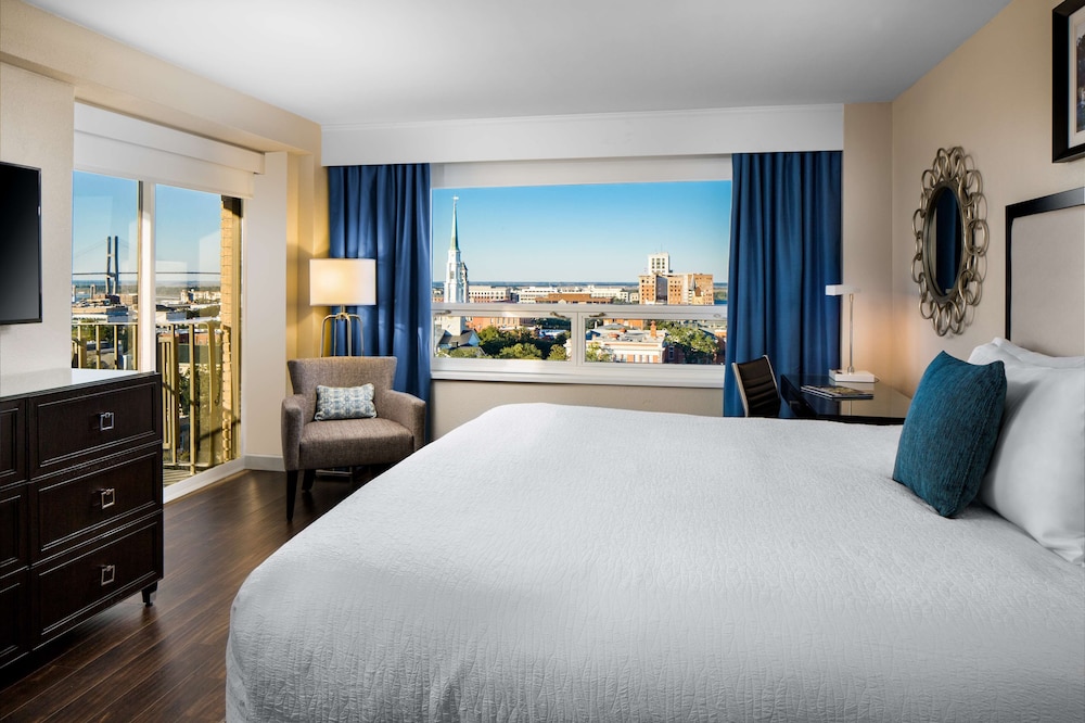 Executive Room, 1 King Bed, City View