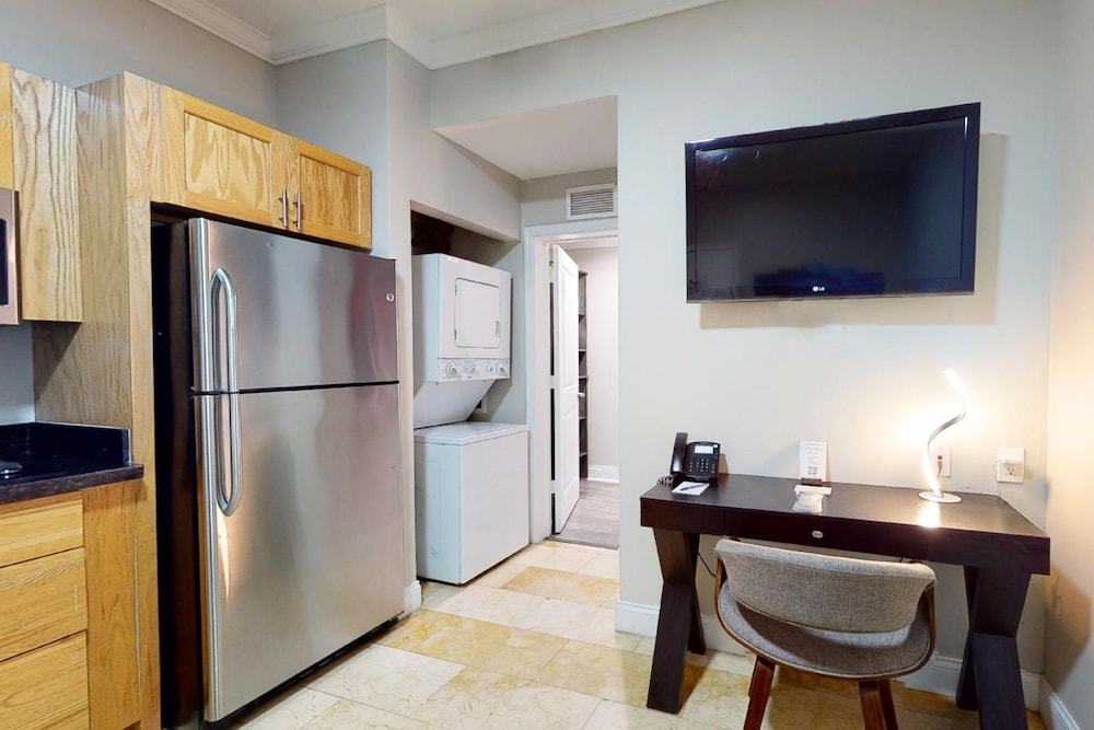 Executive Suite, 1 Bedroom, Kitchen - Photo 8