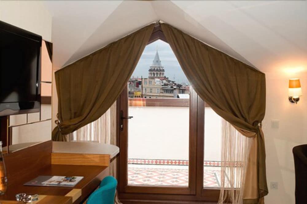 Penthouse, Balcony thumbnail 6