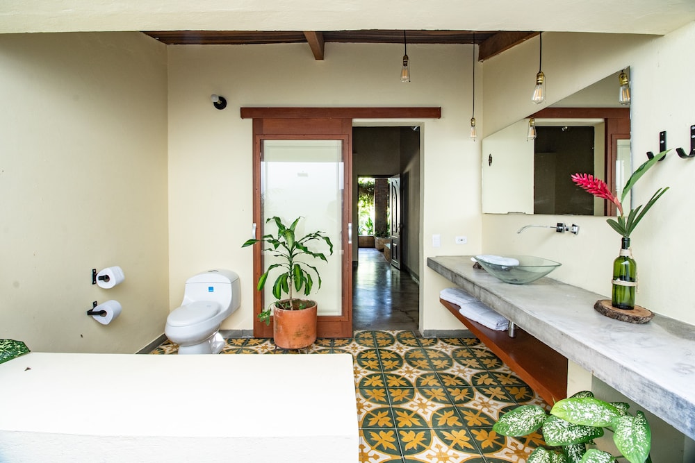 Comfort Double Room Single Use, 2 Queen Beds, Ensuite, Poolside photo 2