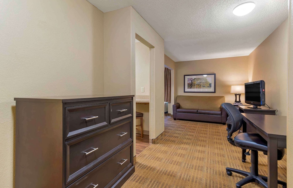 Deluxe Studio, 1 Queen Bed with Sofa bed, Non Smoking - Photo 3