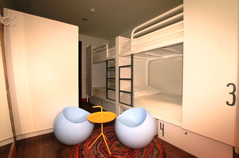 Bed in Six Bedded Room with Private Bathroom (Females Only) photo 2