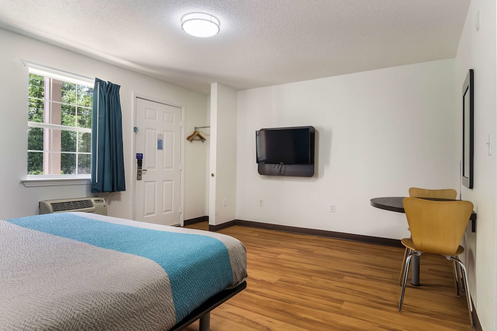 Deluxe Room, 1 Queen Bed, Accessible, Non Smoking photo 3