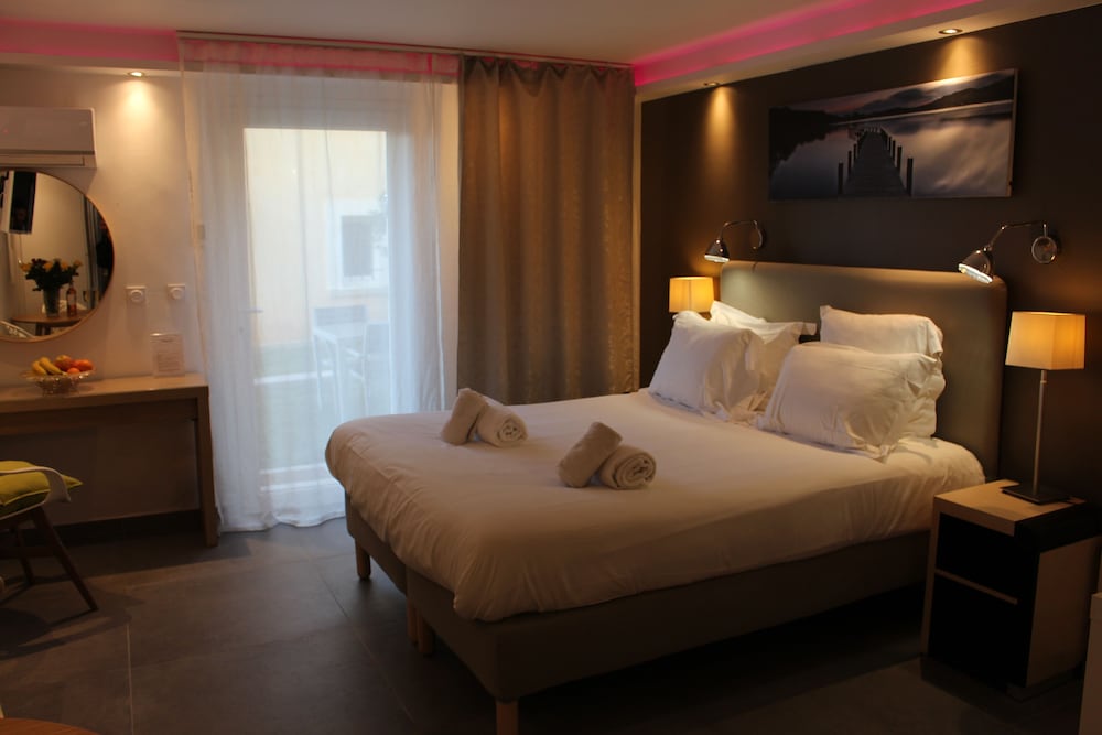 Deluxe Suite (No 26A)