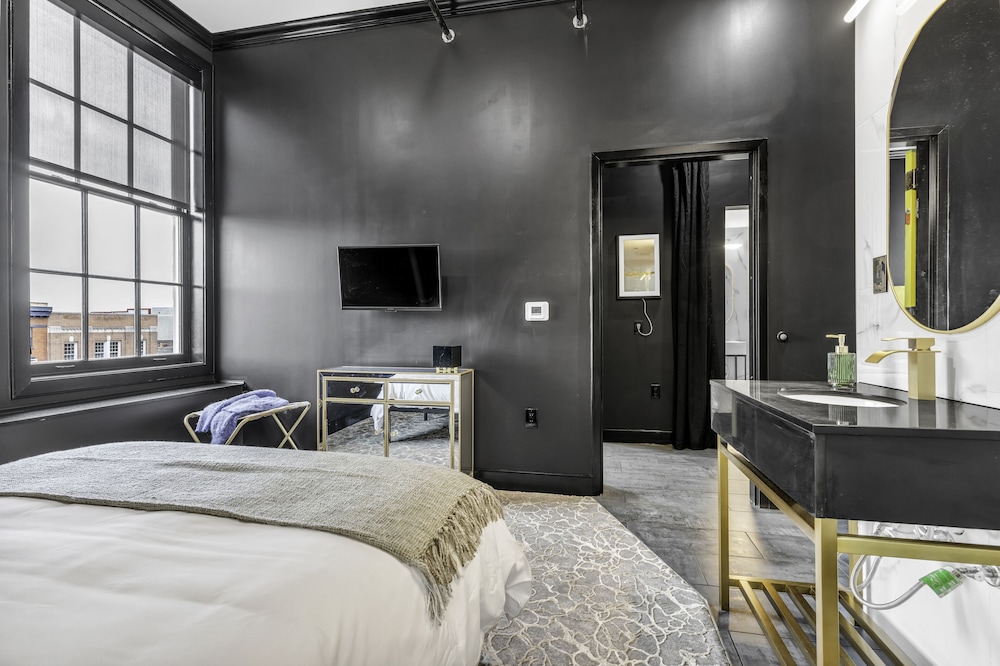 Deluxe Room, 1 Queen Bed, City View photo 3