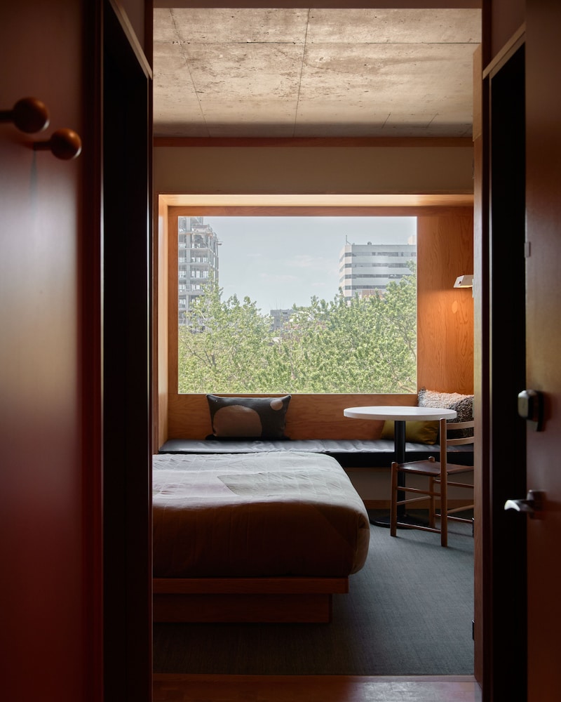Room (Medium) - Photo 2