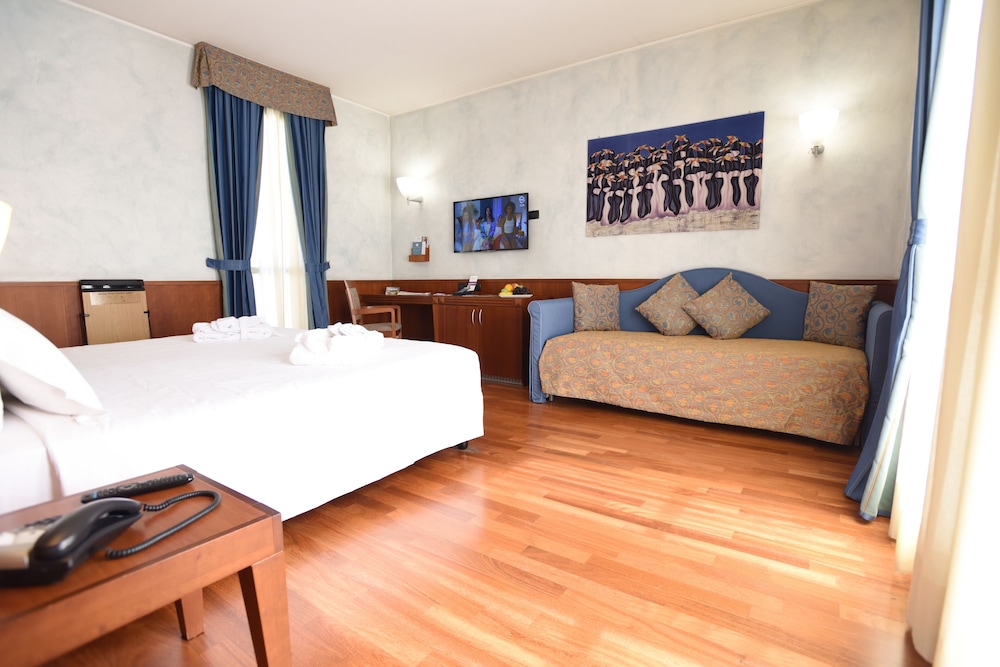 Superior Double Room thumbnail 6