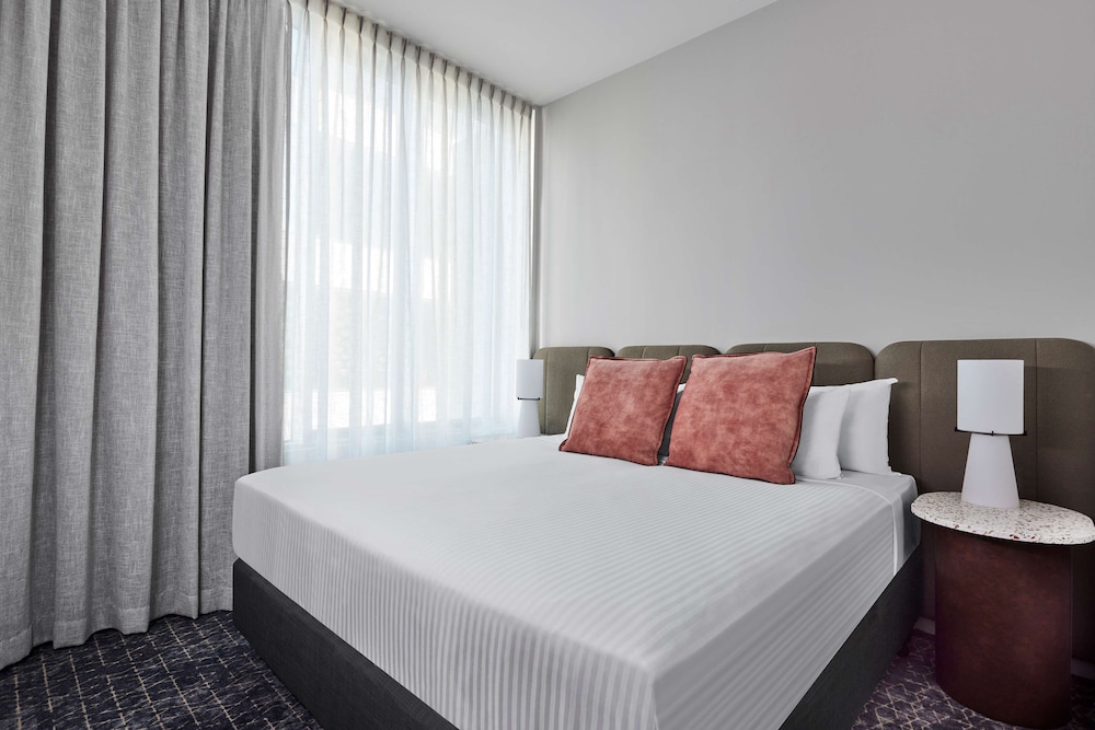 Premier Apartment, 1 Bedroom, River View (Weekly Housekeeping)