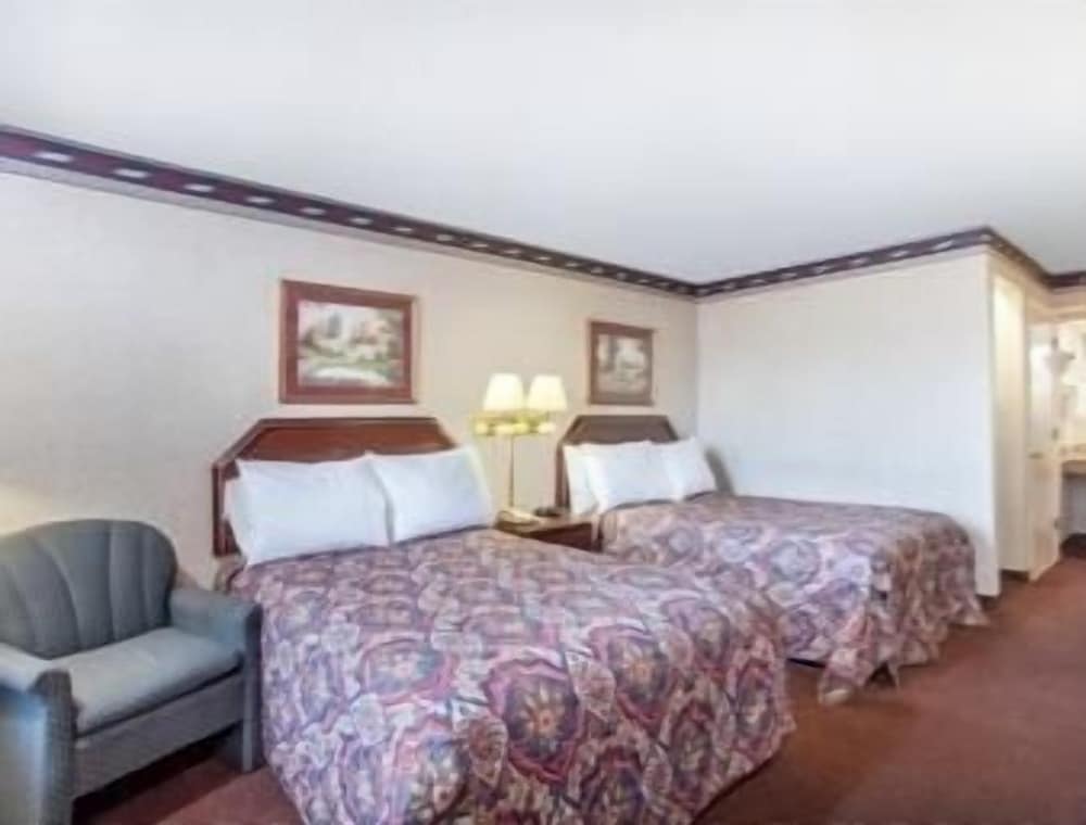 Standard Room, 2 Queen Beds - Photo 3